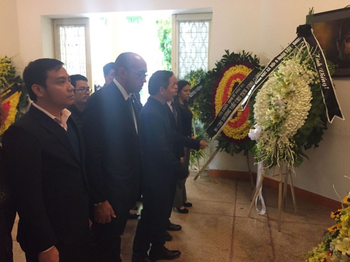 Ban lãnh đạo Viện Chính sách và Quản lý viếng đồng chí Fidel Castro tại Đại sứ quán Cuba
