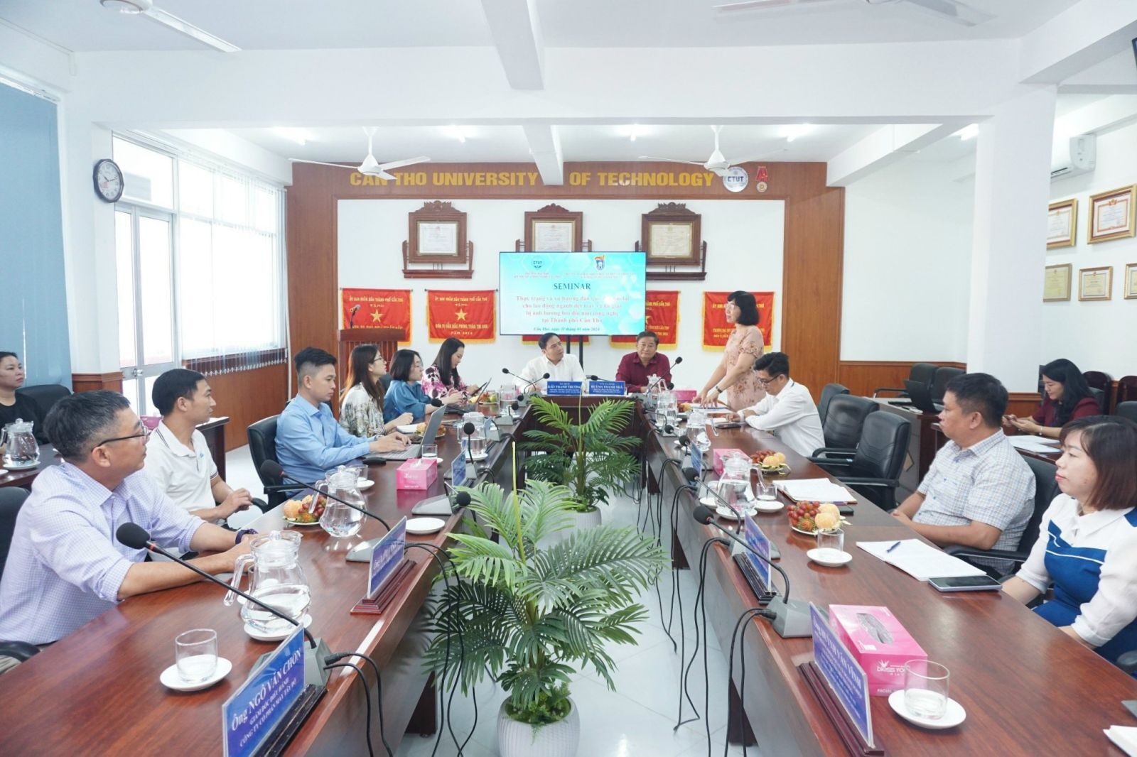 TỌA ĐÀM KHOA HỌC “THỰC TRẠNG ĐÀO TẠO, ĐÀO TẠO LẠI CHO LAO ĐỘNG BỊ ẢNH HƯỞNG DO ĐỔI MỚI CÔNG CỦA NGÀNH DỆT MAY VÀ DA GIÀY TẠI VIỆT NAM HIỆN NAY”