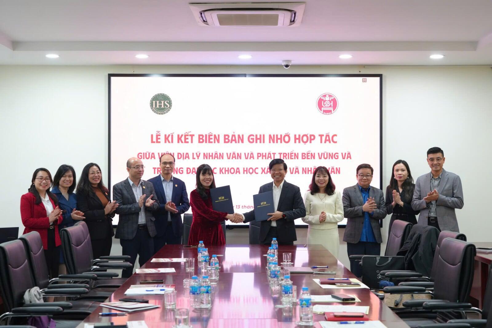 USSH ký Biên bản ghi nhớ hợp tác với Viện Địa lý Nhân văn và Phát triển bền vững